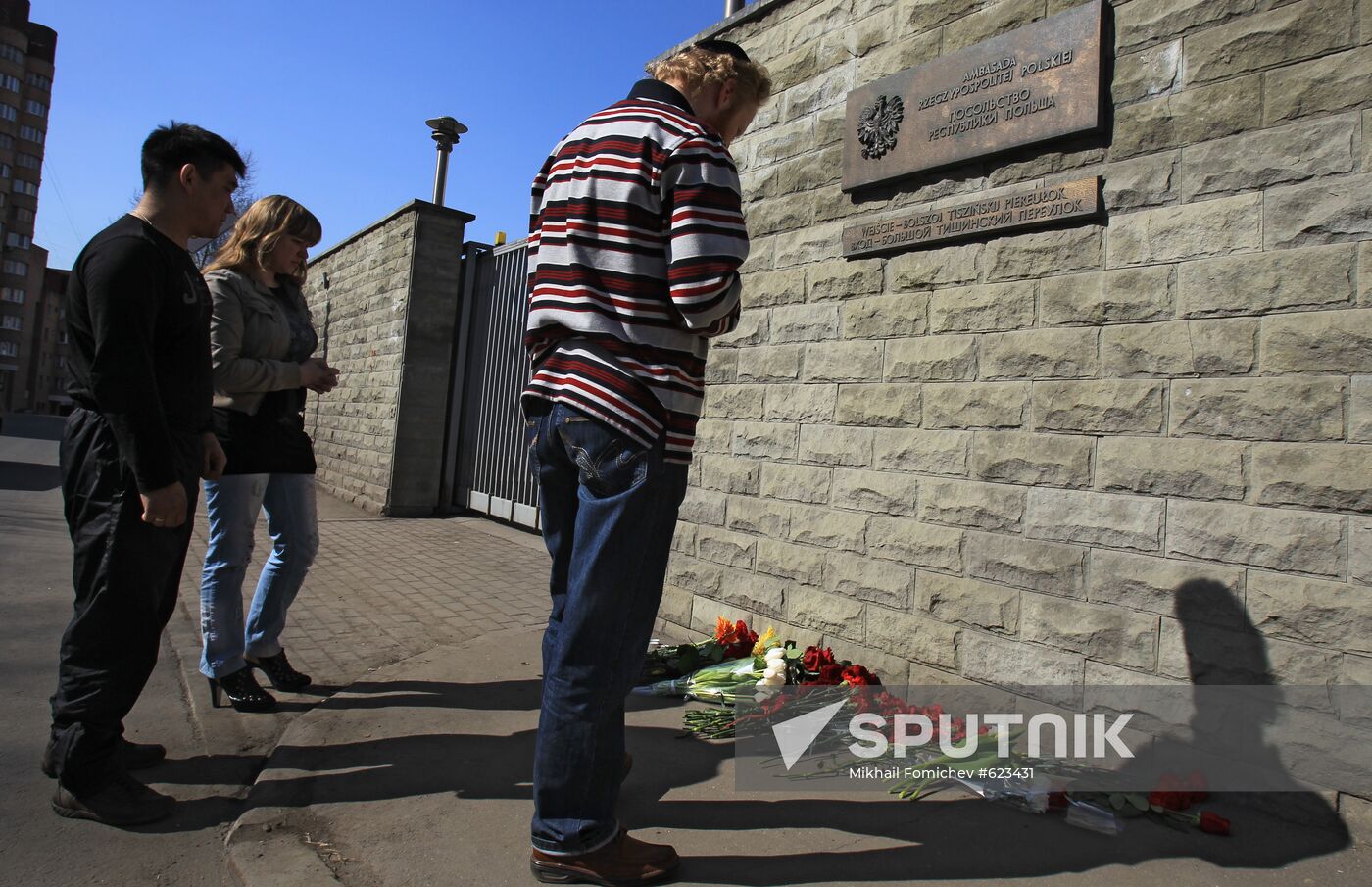 Polish Embassy in Moscow mourns plane crash victims