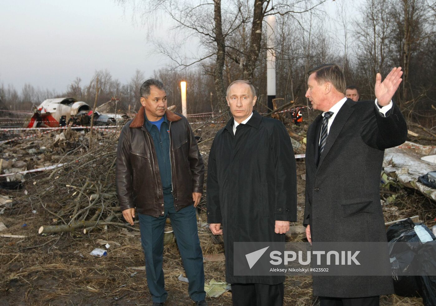 Vladimir Putin visits Polish Air Force Tu-154 crash site
