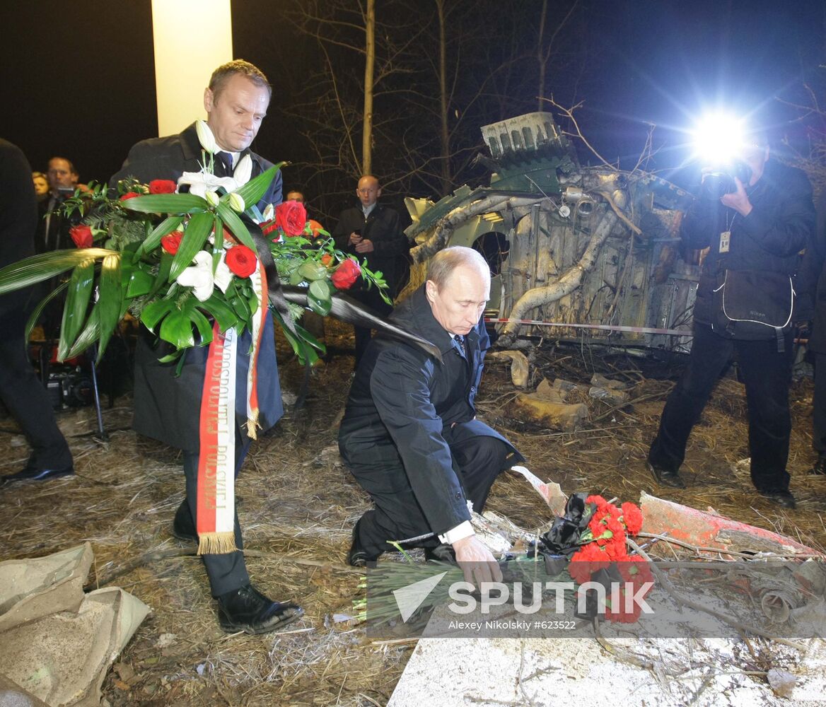 Russian, Polish PMs visit Tu-154 crash site