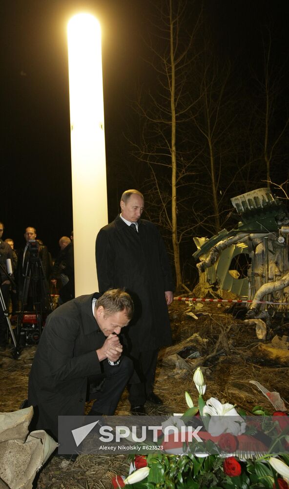 Russian, Polish PMs visit Tu-154 crash site