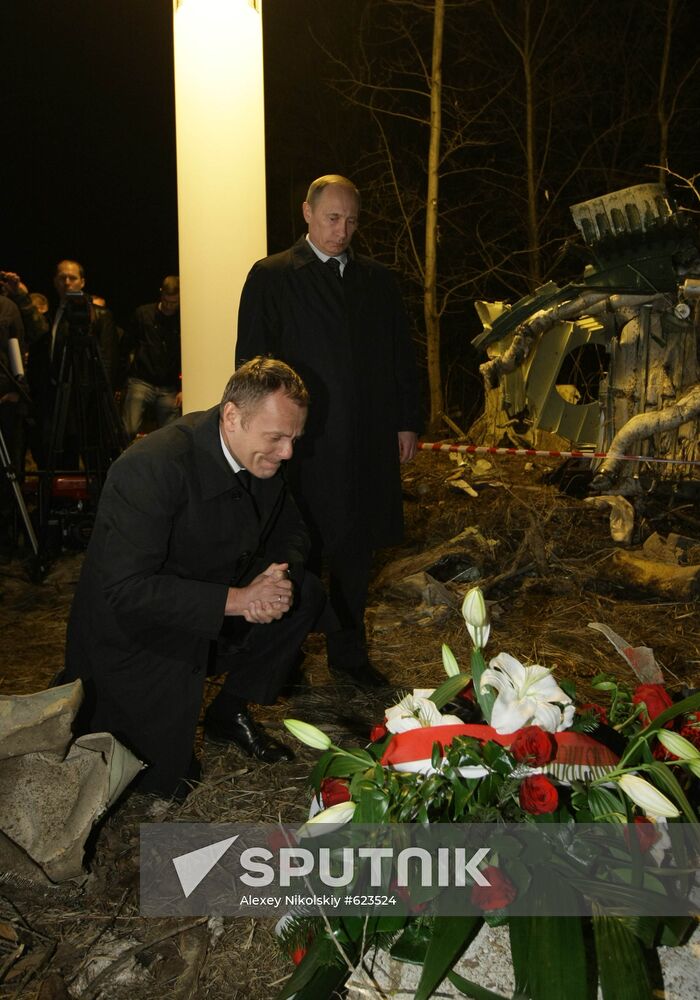 Russian, Polish PMs visit Tu-154 crash site
