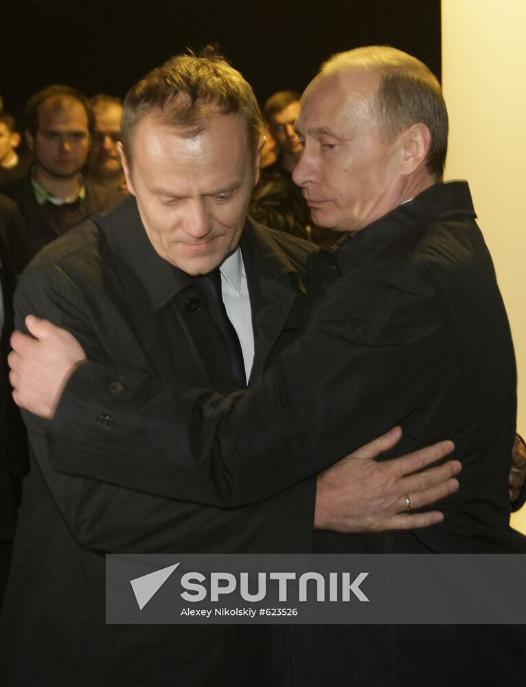 Russian, Polish PMs visit Tu-154 crash site