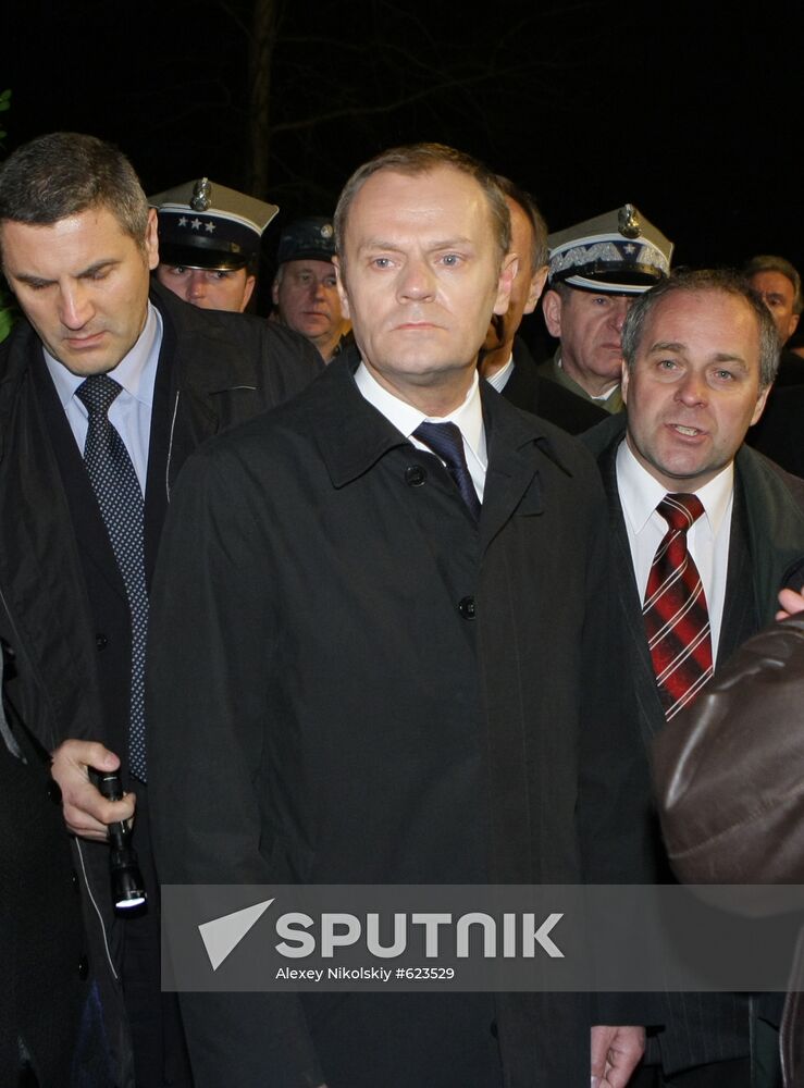 Russian, Polish PMs visit Tu-154 crash site