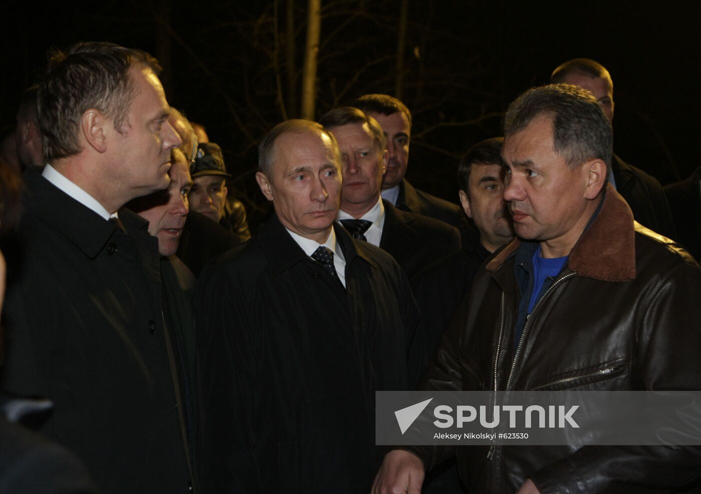 Russian, Polish PMs visit Tu-154 crash site