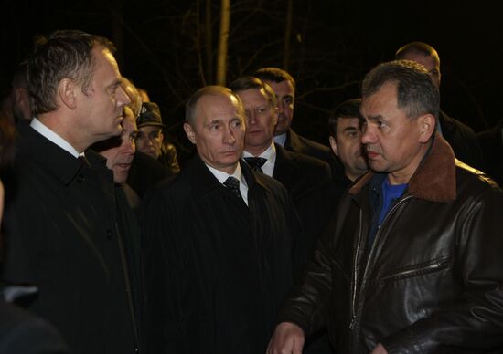 Russian, Polish PMs visit Tu-154 crash site