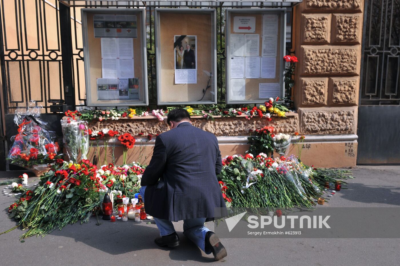 Russian People express their condolences at Polish Embassy