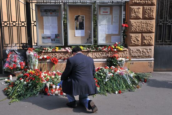 Russian People express their condolences at Polish Embassy