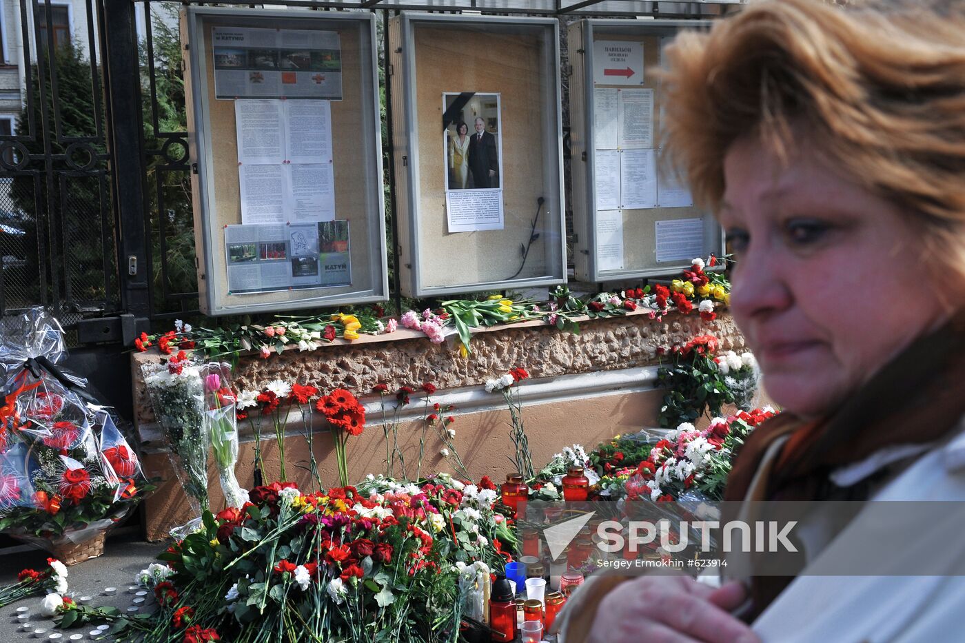 Russian People express their condolences at Polish Embassy