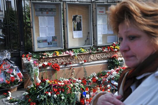 Russian People express their condolences at Polish Embassy