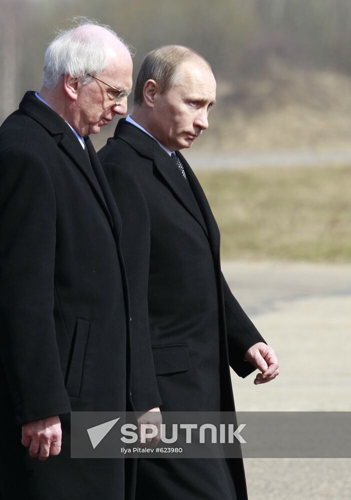 Vladimir Putin paying last respects to Polish president
