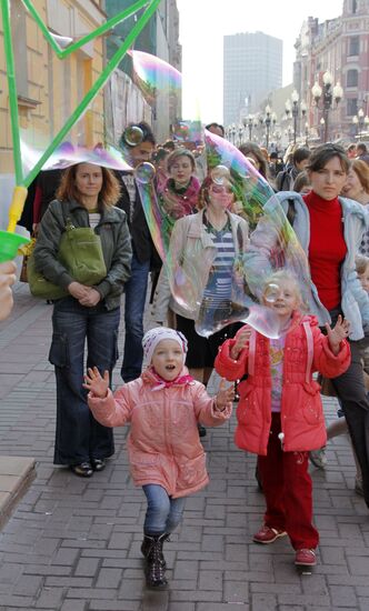 Soap bubbles parade on Stary Arbat