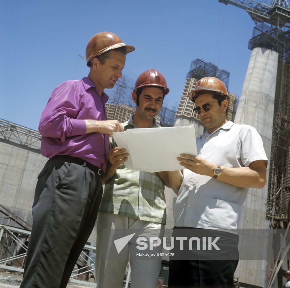 The Soviet and Syrian specialists at the Euphrates Dam