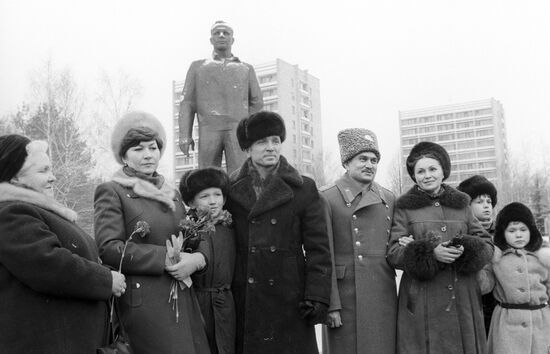 Anatoly Berezovoy and Valentin Lebedev with their families