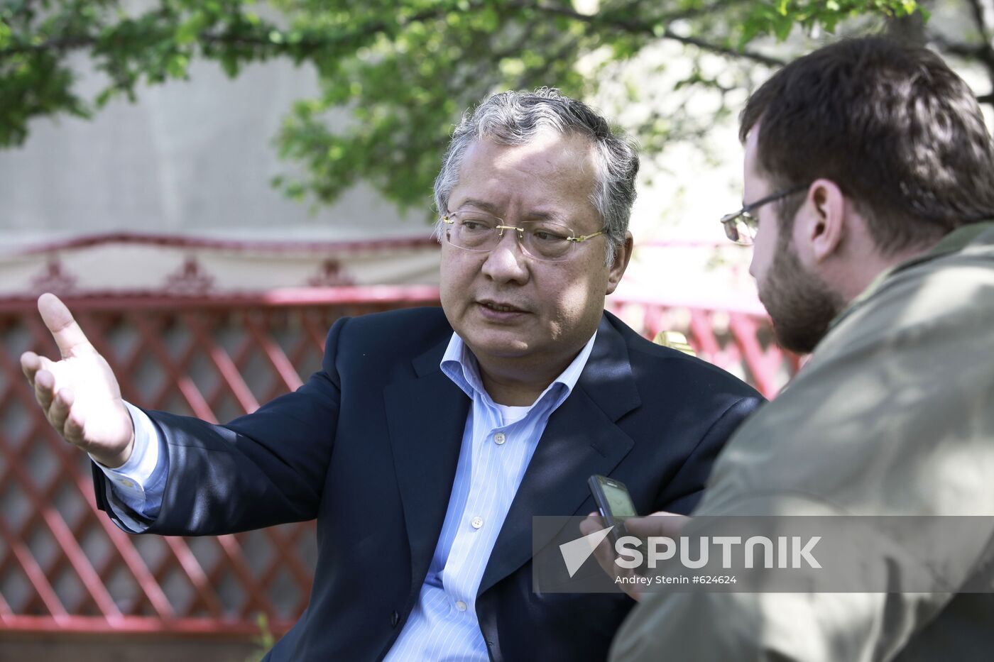 Dzhanibek Bakiev giving interview