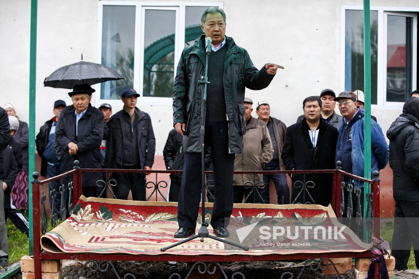 Kurbanbek Bakiyev at his supporters' rally