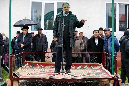 Kurbanbek Bakiyev at his supporters' rally