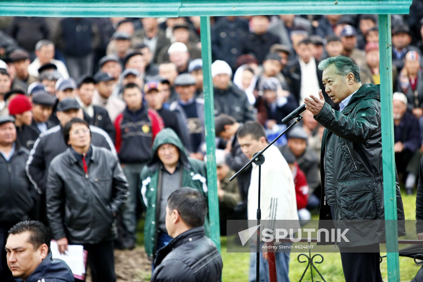 Kurbanbek Bakiyev at his supporters' rally