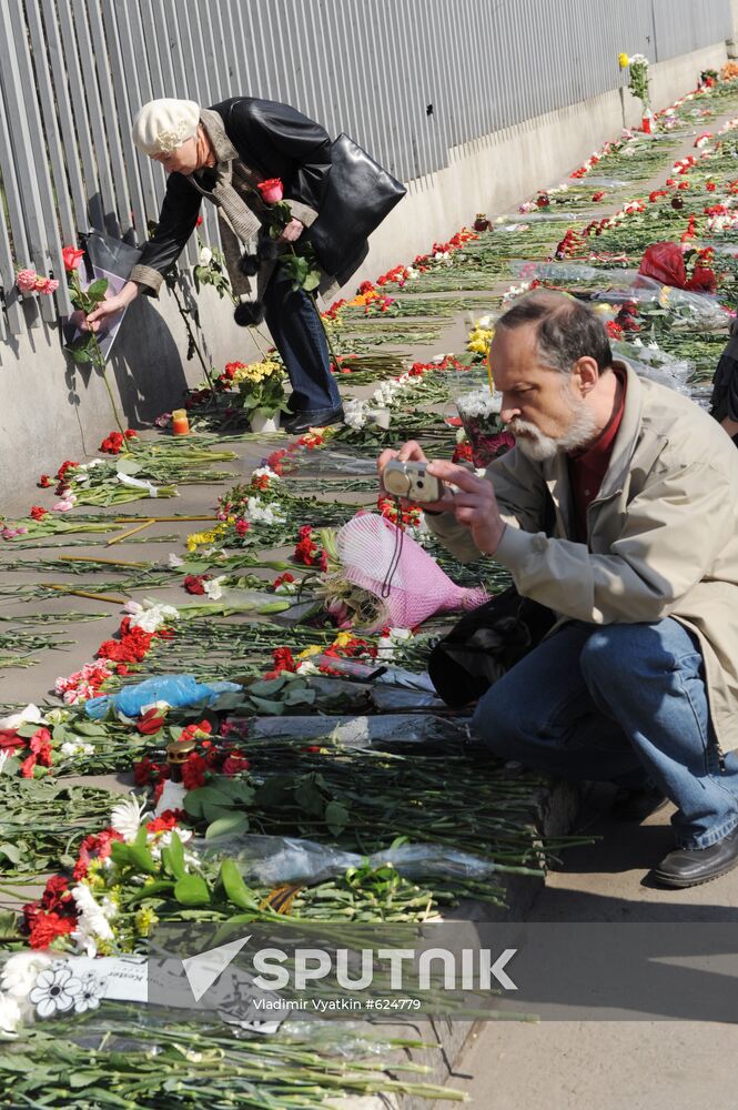 Muscovites lay flowers at Poland's Embassy