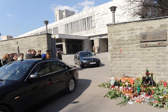 Muscovites lay flowers at Poland's Embassy
