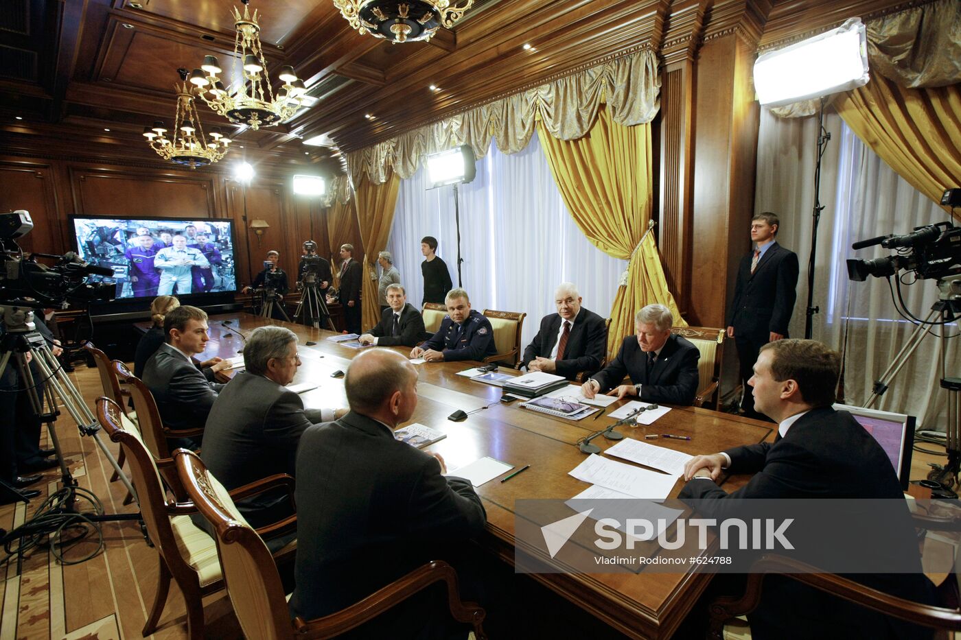 Dmitry Medvedev meets with space industry executives