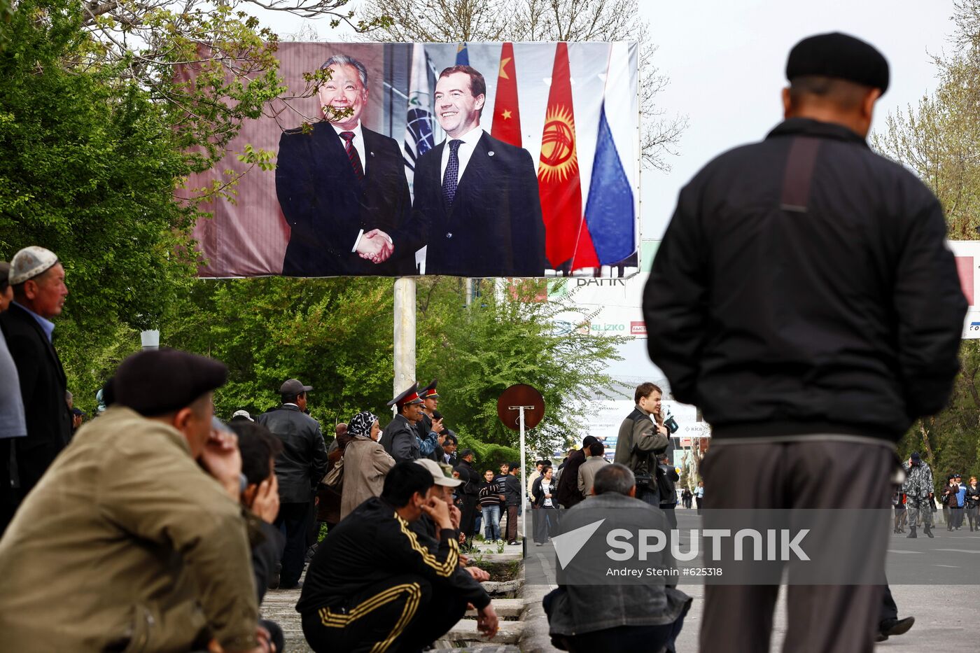 Supporters of Kyrgyz President Kurmanbek Bakiyev