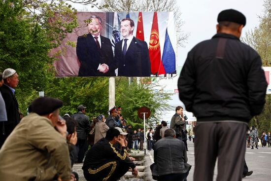 Supporters of Kyrgyz President Kurmanbek Bakiyev