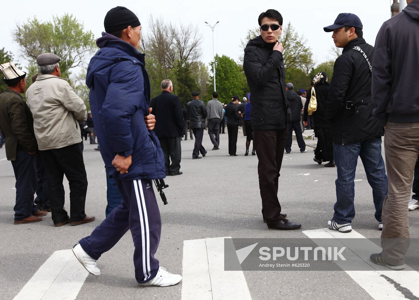 Supporters of Kyrgyz President Kurmanbek Bakiyev