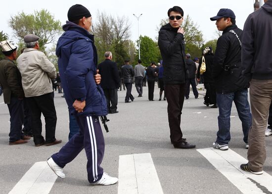 Supporters of Kyrgyz President Kurmanbek Bakiyev