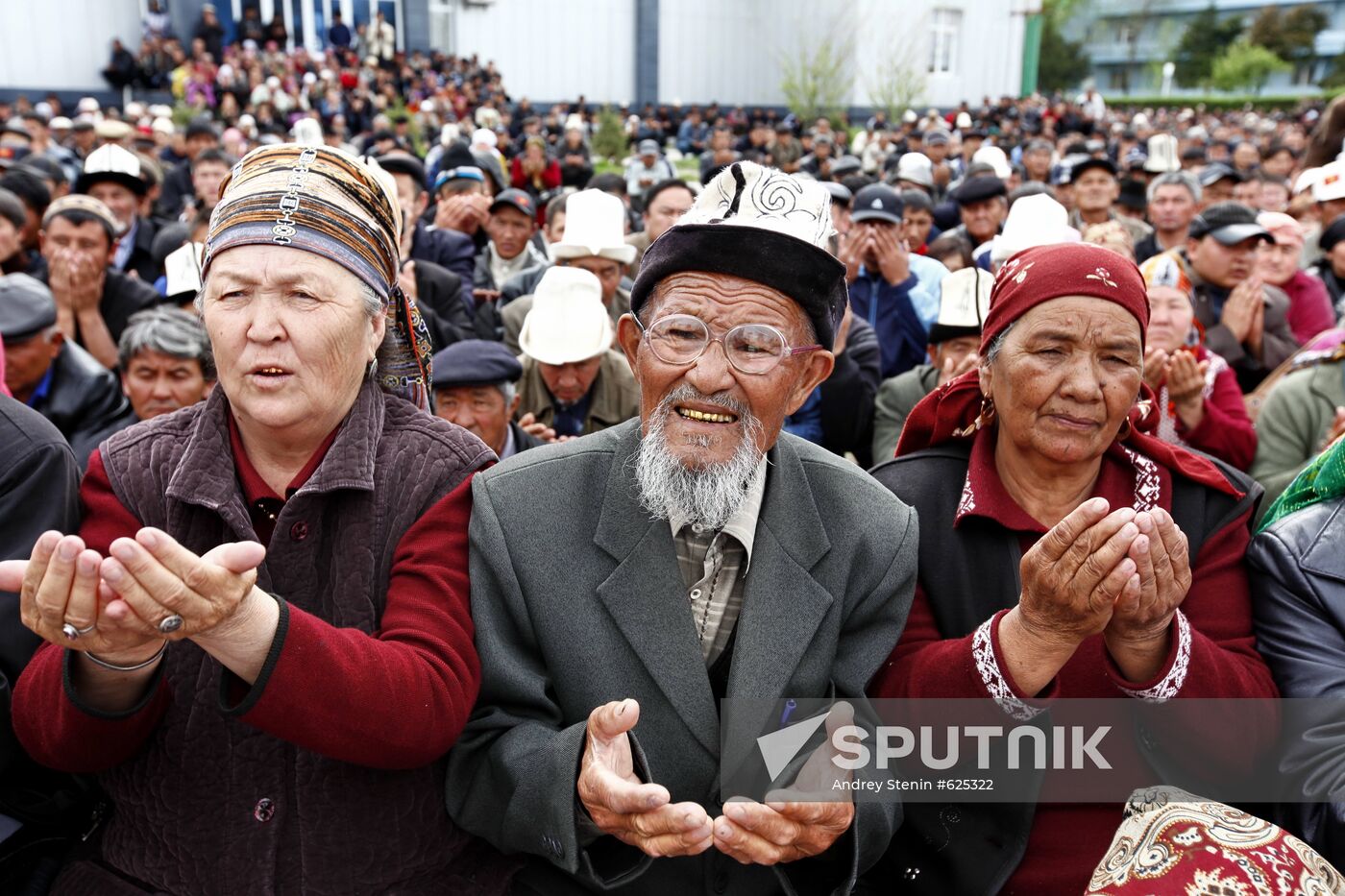 Supporters of Kyrgyz President Kurmanbek Bakiyev