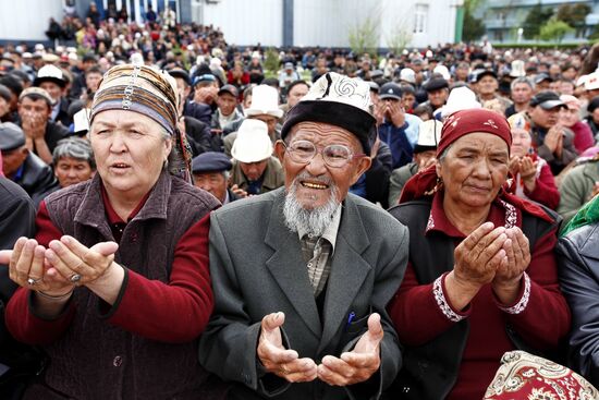 Supporters of Kyrgyz President Kurmanbek Bakiyev