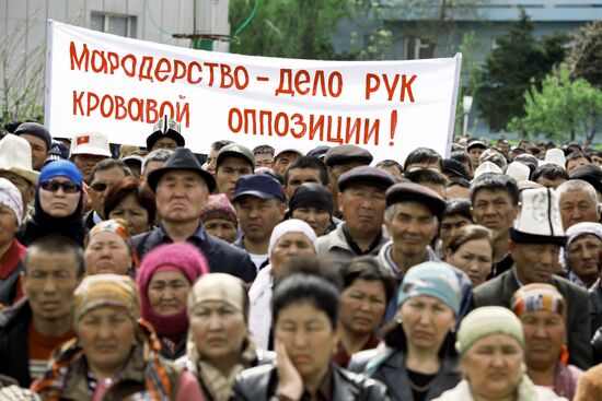 Supporters of Kyrgyz President Kurmanbek Bakiyev