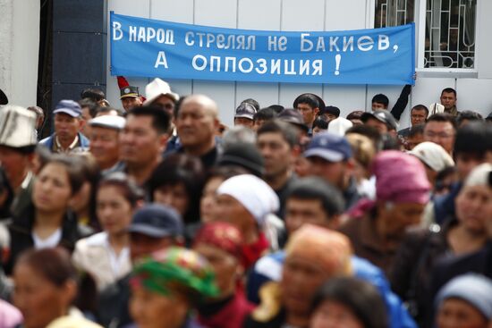 Supporters of Kyrgyz President Kurmanbek Bakiyev