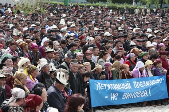 Supporters of Kyrgyz President Kurmanbek Bakiyev