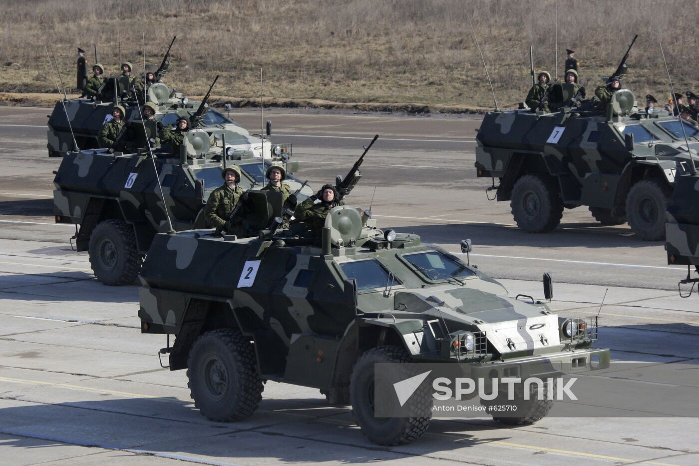 Mechanized column - round-reconnaissance vehicles