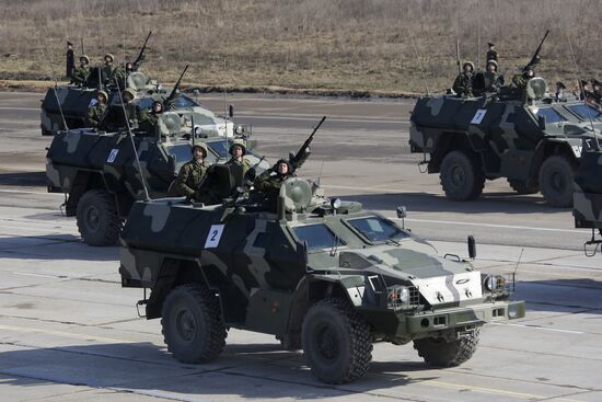 Mechanized column - round-reconnaissance vehicles