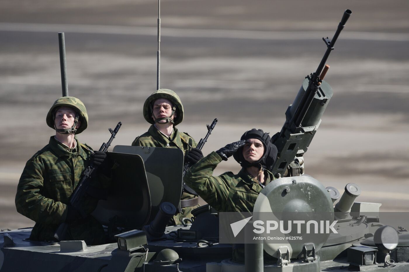 Crew and weapons of Dozor vehicle