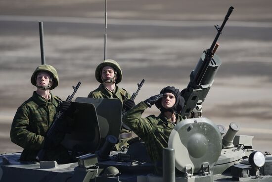 Crew and weapons of Dozor vehicle