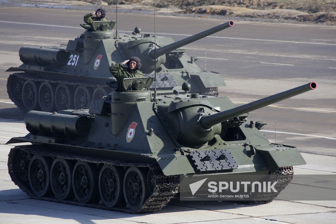 Mechanized column - self-propelled howitzers SH-100