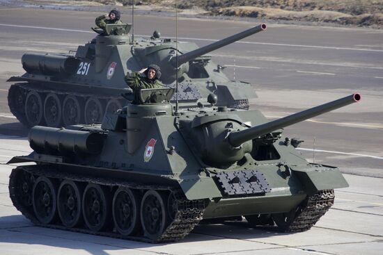 Mechanized column - self-propelled howitzers SH-100