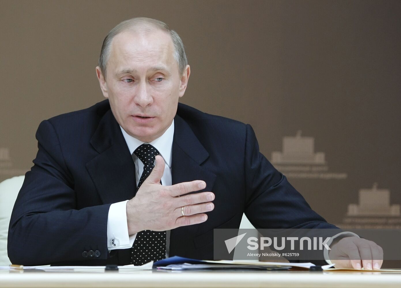 Vladimir Putin chairs state commission meeting