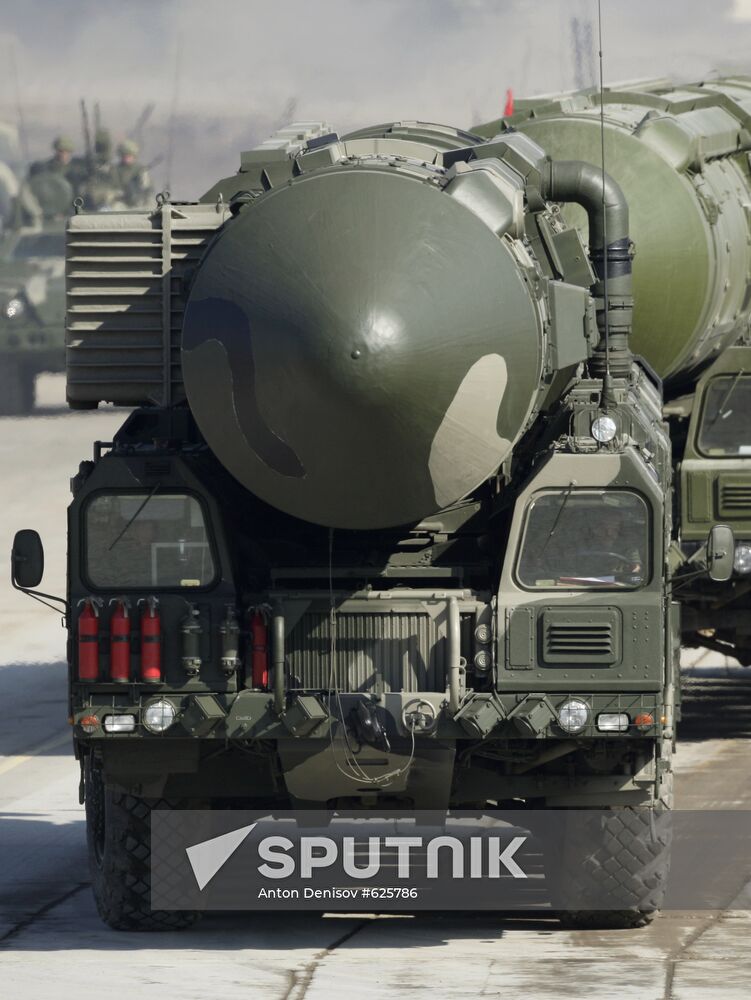 Motorized column: Topol M ICBM launcher