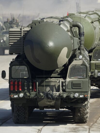 Motorized column: Topol M ICBM launcher