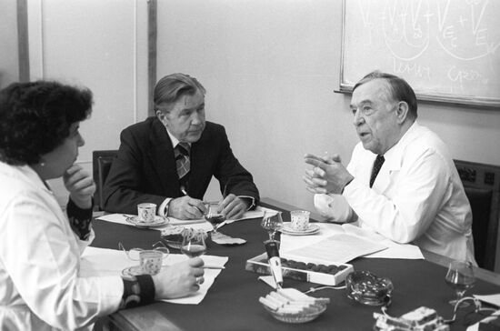 Academician Andrei Snezhnevsky and journalist Bill Brown