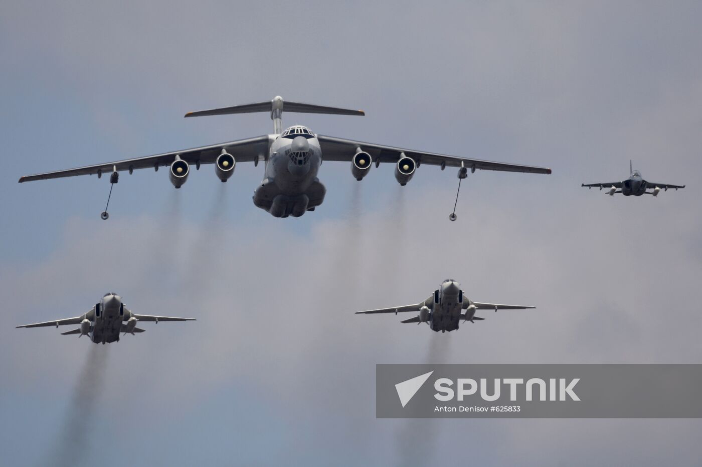 Planes Il-78, Su-24, Yak-130