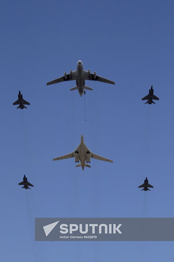 IL 78 tanker refuels TU 160 bomber