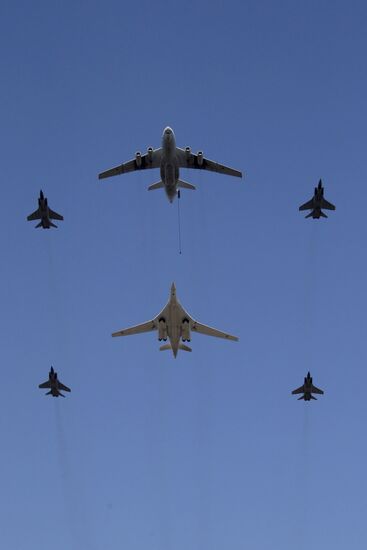IL 78 tanker refuels TU 160 bomber