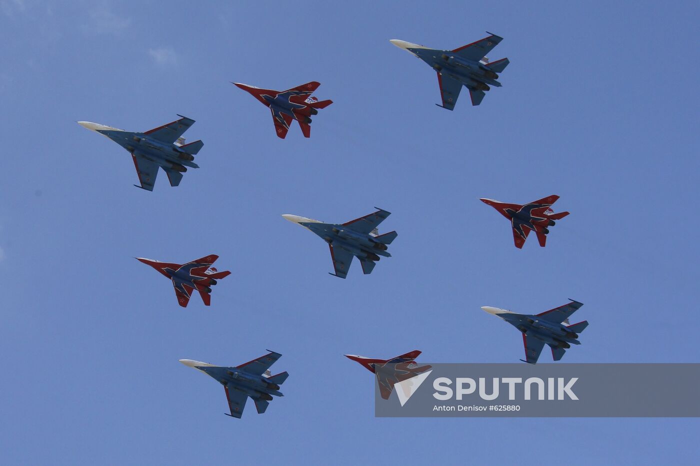 SU-27 and MiG-29 fighter jets