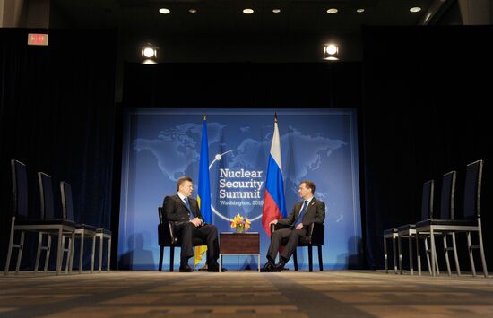 Dmitry Medvedev and Viktor Yanukovych meet in Washington