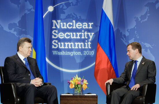 Dmitry Medvedev and Viktor Yanukovych meet in Washington