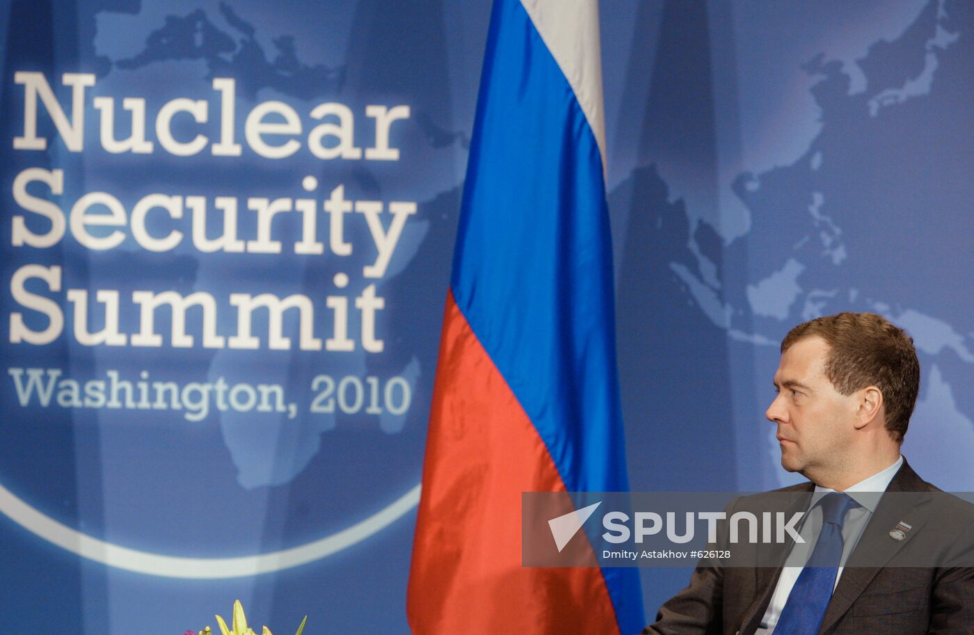 Dmitry Medvedev and Viktor Yanukovych meet in Washington